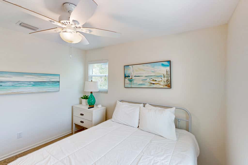 Charming cottage, walk to Gulf with shared pools, hot tub, & central AC