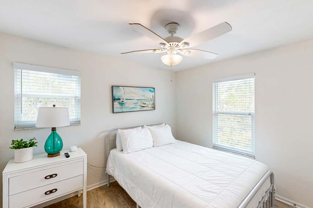 Charming cottage, walk to Gulf with shared pools, hot tub, & central AC