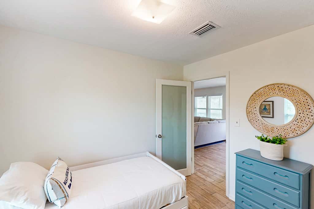 Charming cottage, walk to Gulf with shared pools, hot tub, & central AC