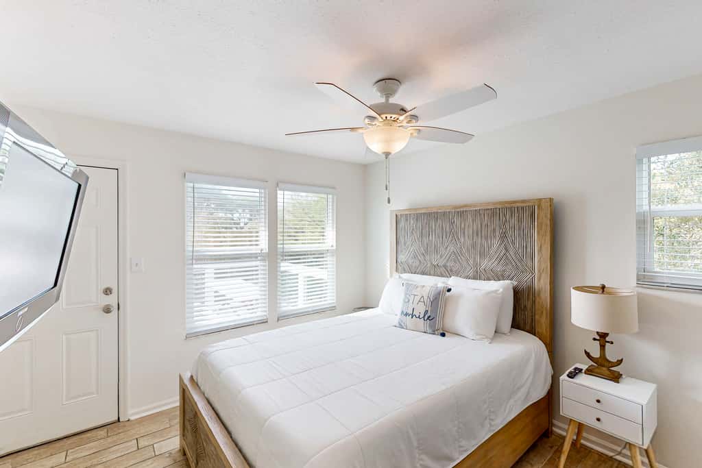 Charming cottage, walk to Gulf with shared pools, hot tub, & central AC
