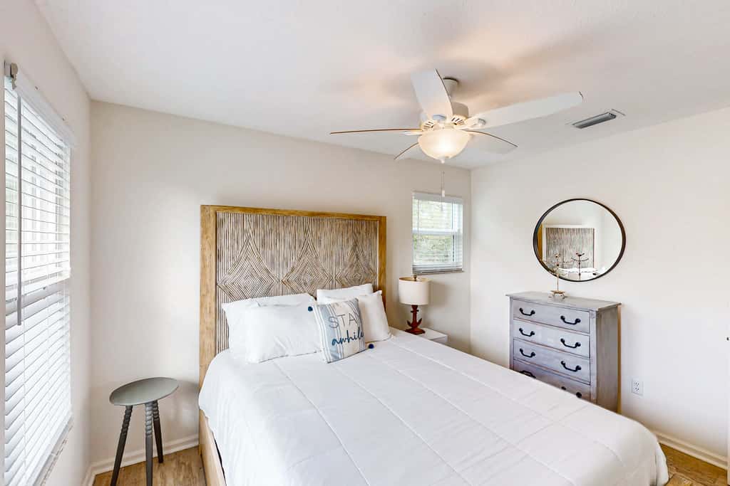 Charming cottage, walk to Gulf with shared pools, hot tub, & central AC