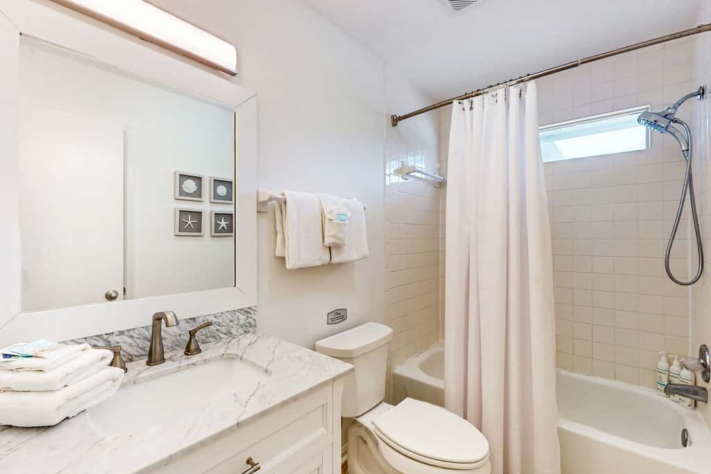 Charming cottage, walk to Gulf with shared pools, hot tub, & central AC