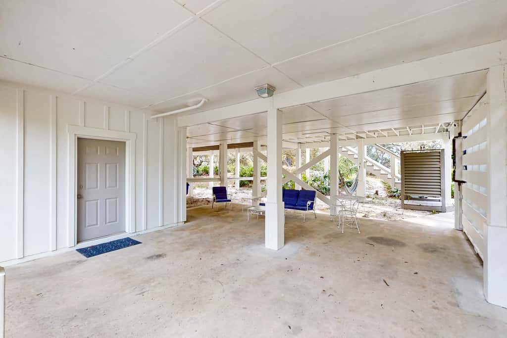 Charming cottage, walk to Gulf with shared pools, hot tub, & central AC