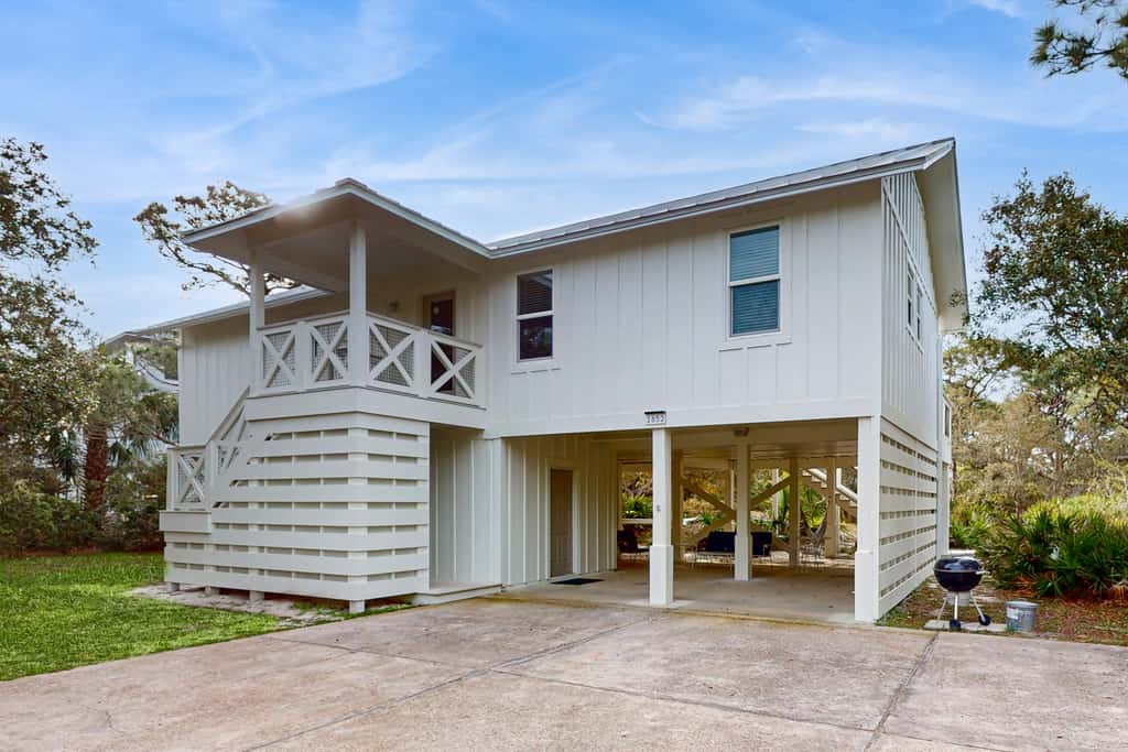 Charming cottage, walk to Gulf with shared pools, hot tub, & central AC