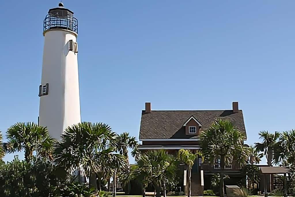 Charming cottage, walk to Gulf with shared pools, hot tub, & central AC