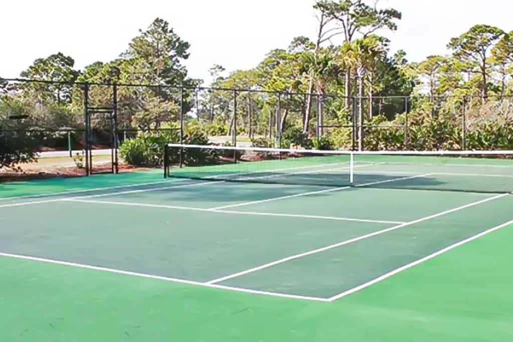 Charming cottage, walk to Gulf with shared pools, hot tub, & central AC