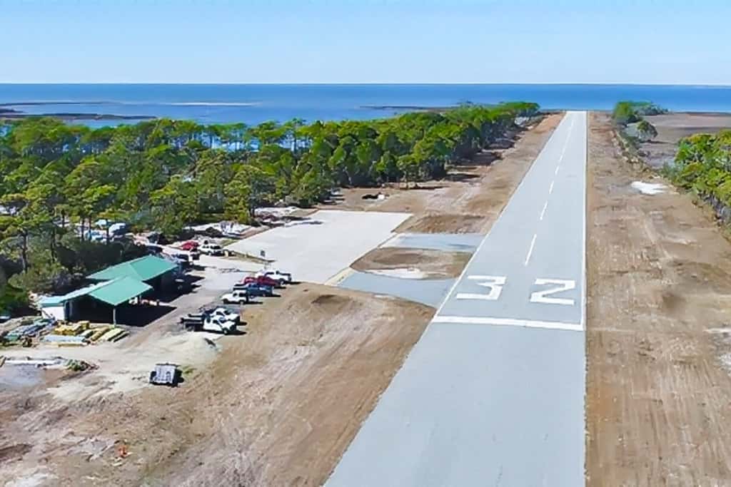 Charming cottage, walk to Gulf with shared pools, hot tub, & central AC