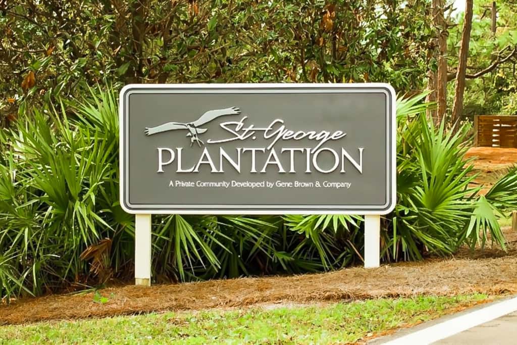 Charming cottage, walk to Gulf with shared pools, hot tub, & central AC