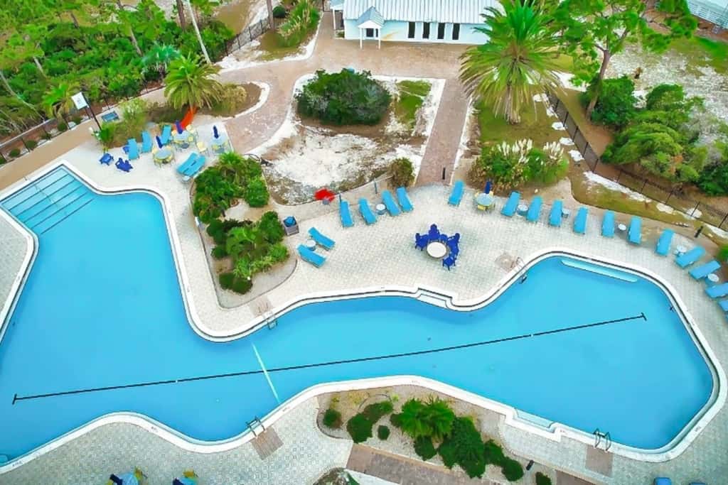 Charming cottage, walk to Gulf with shared pools, hot tub, & central AC
