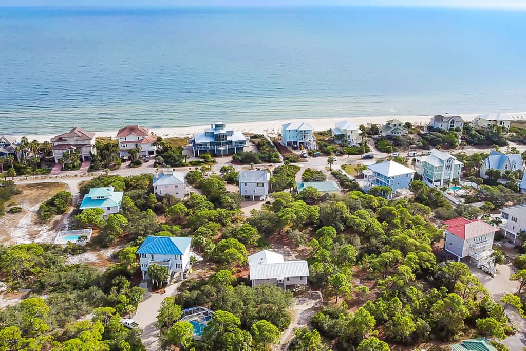 Charming cottage, walk to Gulf with shared pools, hot tub, & central AC