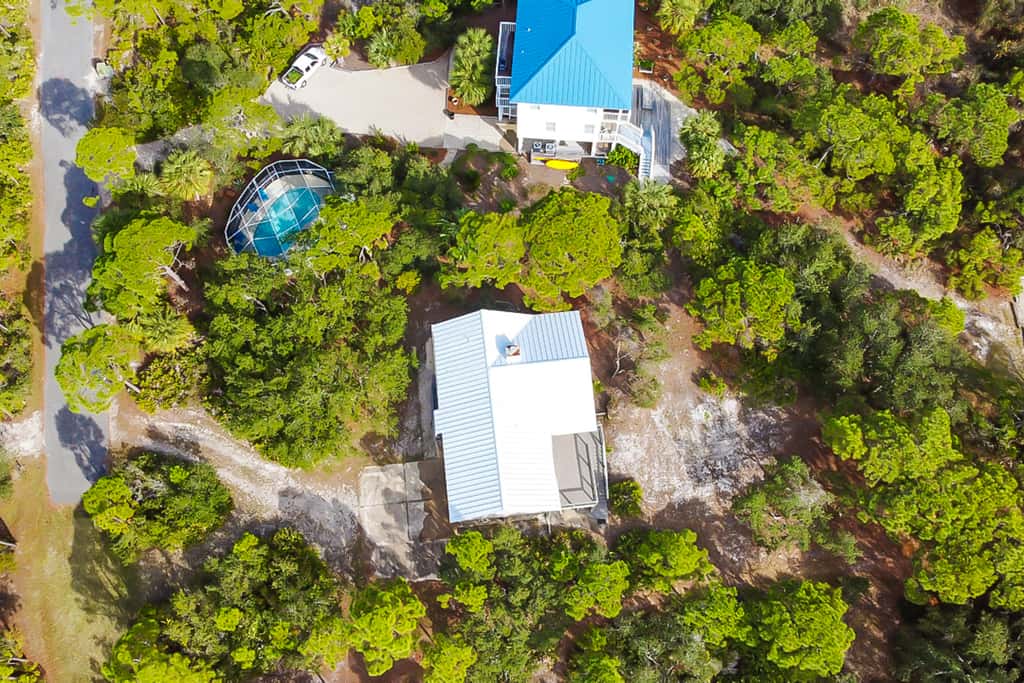 Charming cottage, walk to Gulf with shared pools, hot tub, & central AC