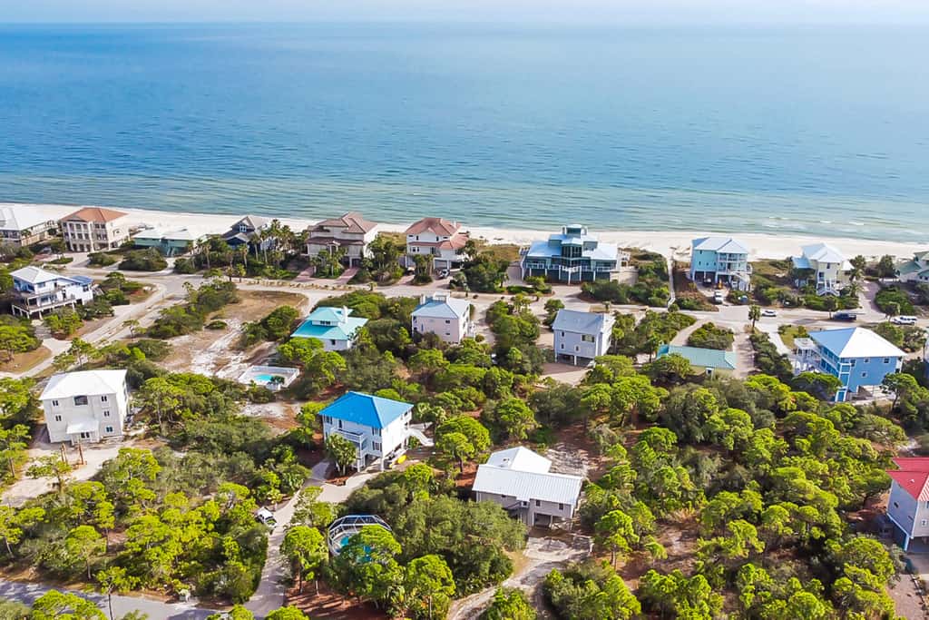 Charming cottage, walk to Gulf with shared pools, hot tub, & central AC