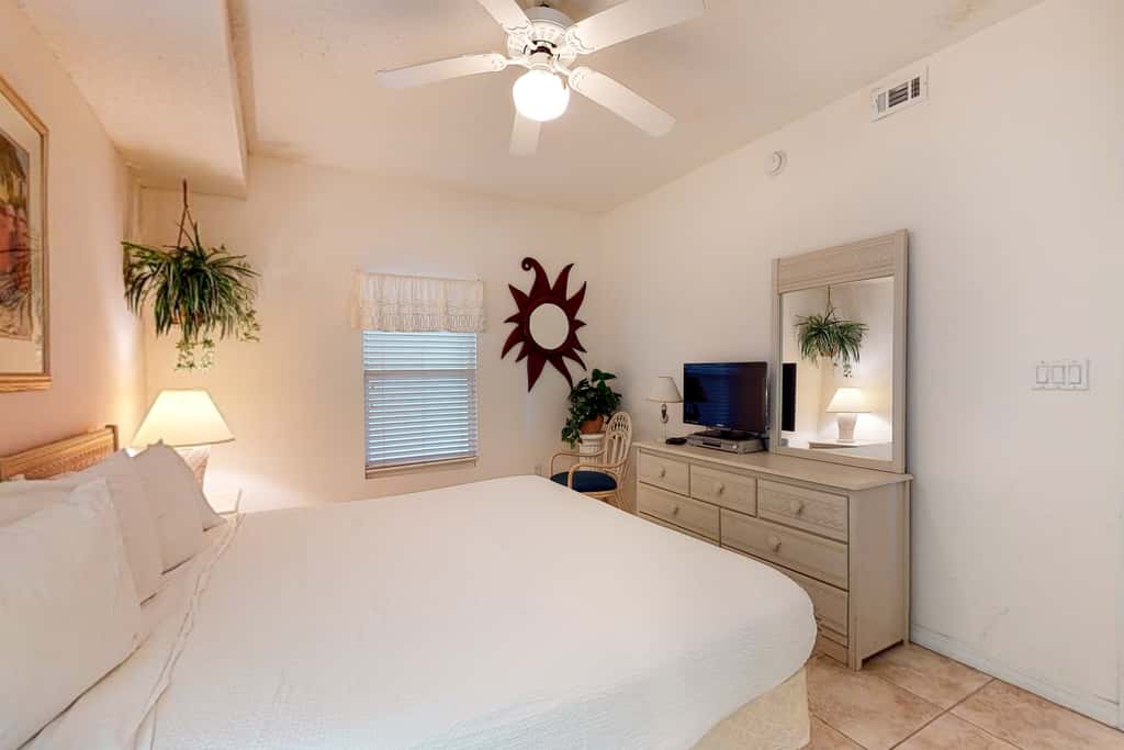 Gulf Dunes 513 - Vibrant Waterfront Condo, Short Drive to Plenty of Tasty Dining Spots
