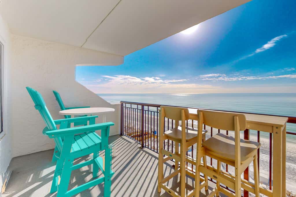 Cozy beachfront home with shared pool, private balcony and beach access