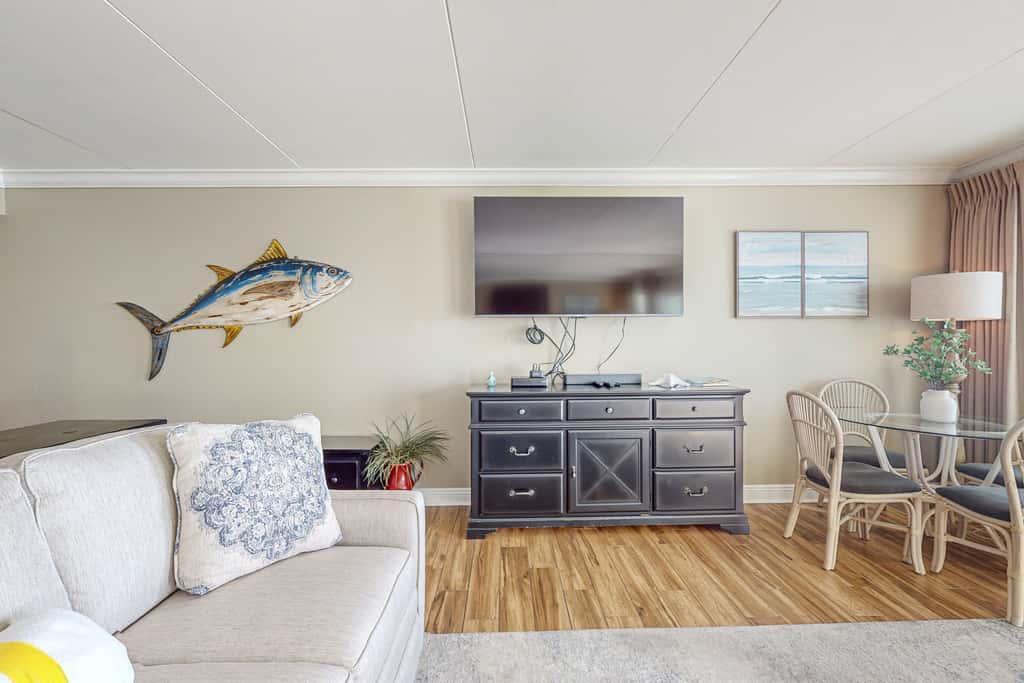 Cozy beachfront home with shared pool, private balcony and beach access