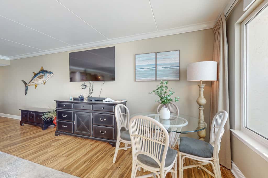 Cozy beachfront home with shared pool, private balcony and beach access