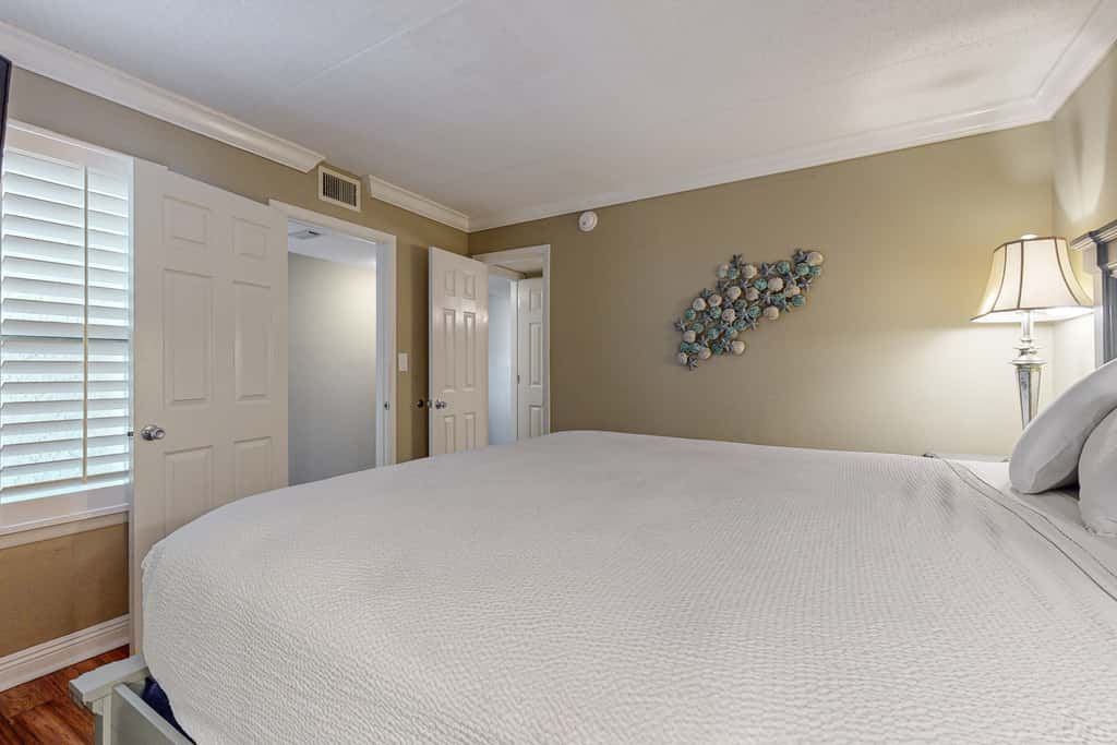 Cozy beachfront home with shared pool, private balcony and beach access