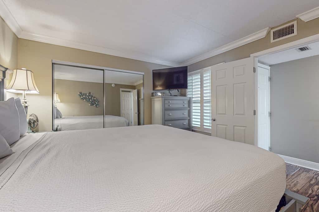 Cozy beachfront home with shared pool, private balcony and beach access