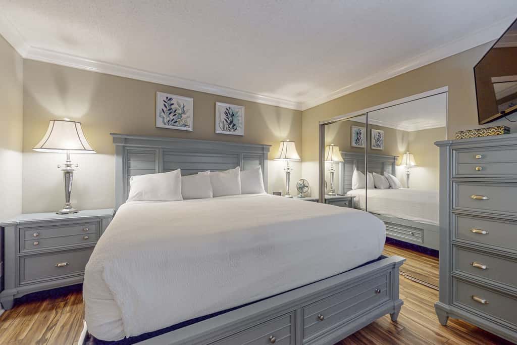 Cozy beachfront home with shared pool, private balcony and beach access
