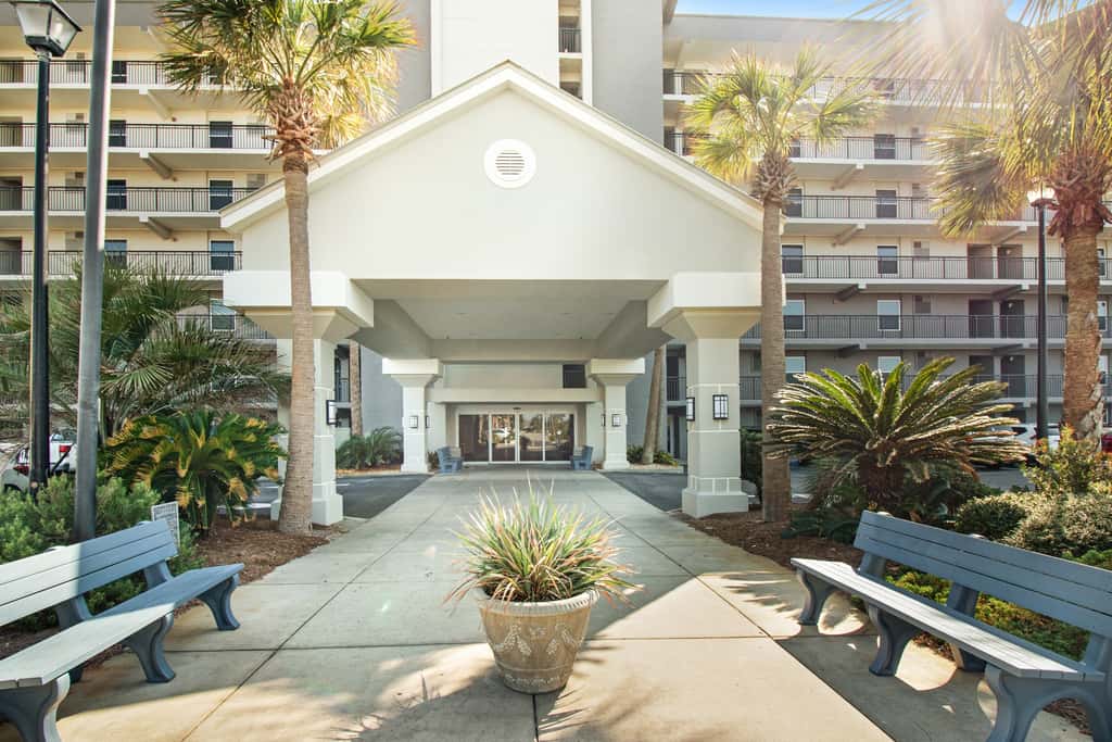 Cozy beachfront home with shared pool, private balcony and beach access