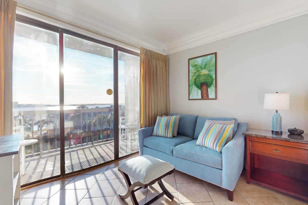 Cozy studio condo with water views, pools & amazing location