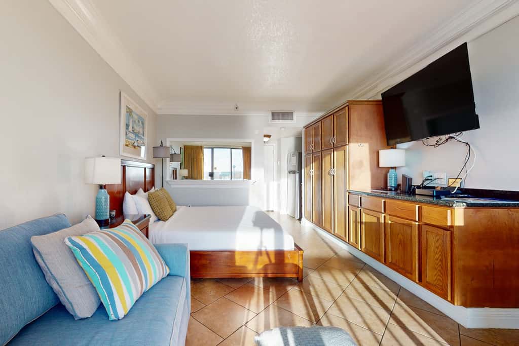 Cozy studio condo with water views, pools & amazing location