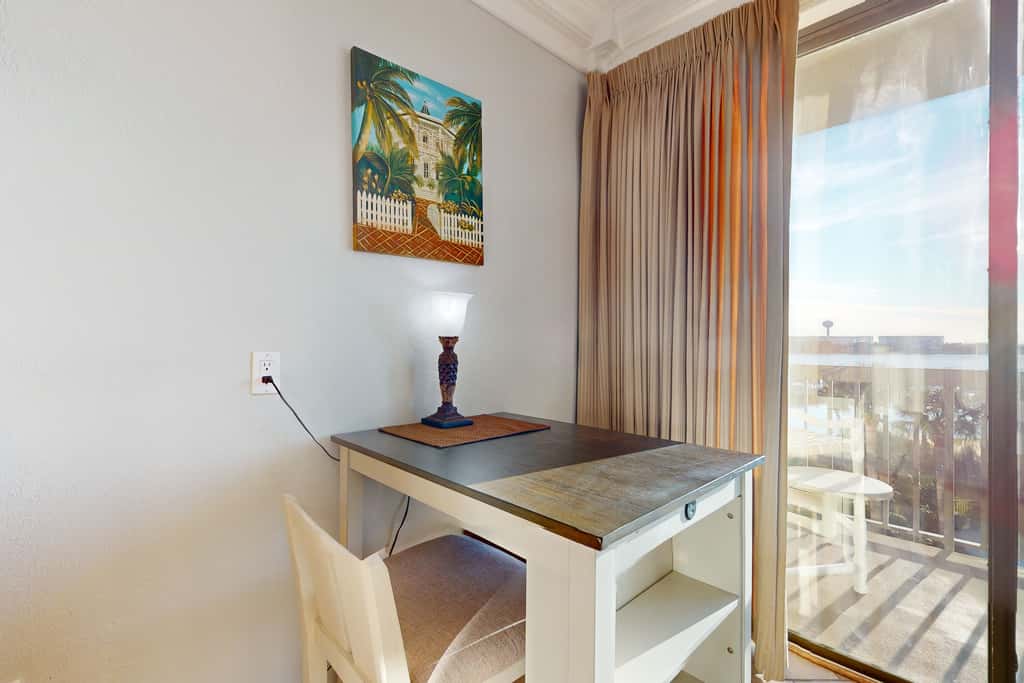 Cozy studio condo with water views, pools & amazing location