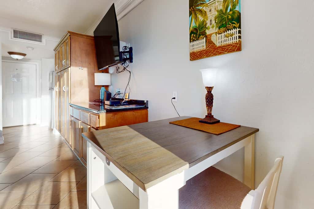 Cozy studio condo with water views, pools & amazing location