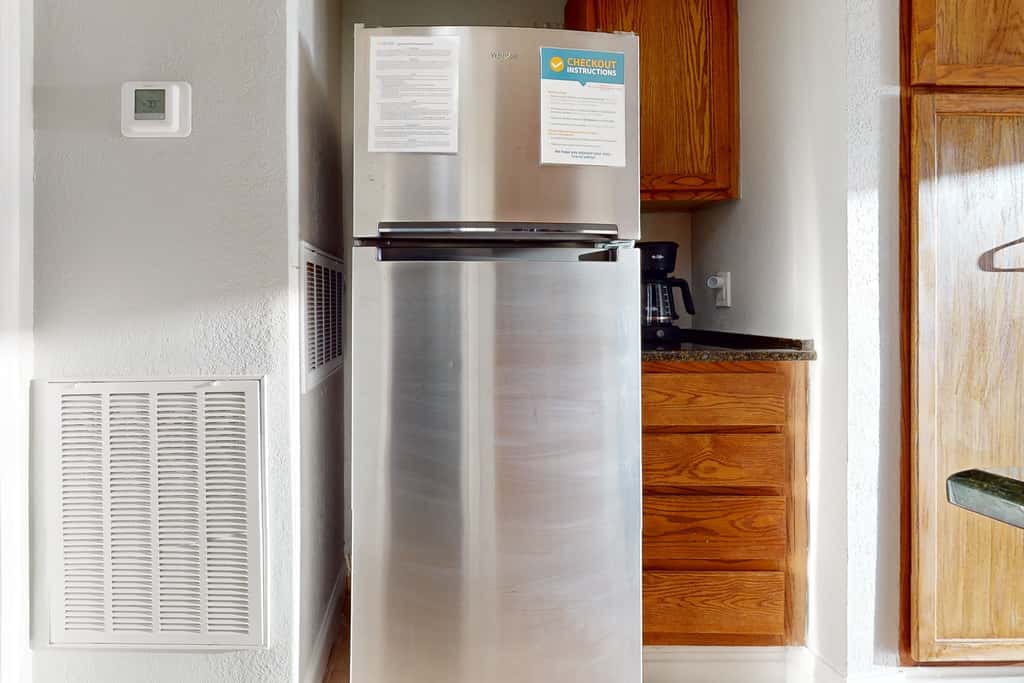 Cozy studio condo with water views, pools & amazing location