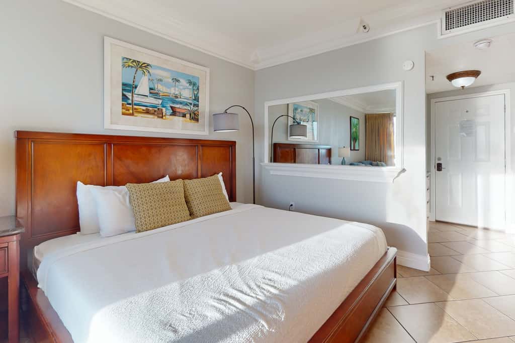 Cozy studio condo with water views, pools & amazing location