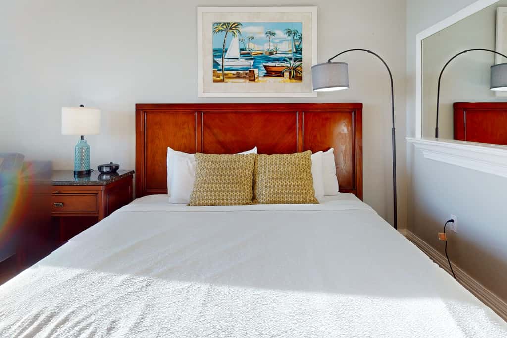 Cozy studio condo with water views, pools & amazing location