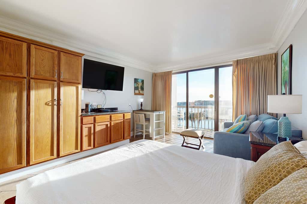 Cozy studio condo with water views, pools & amazing location