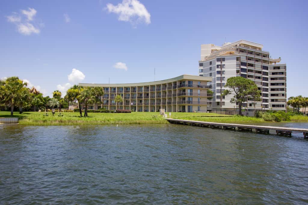 Cozy studio condo with water views, pools & amazing location