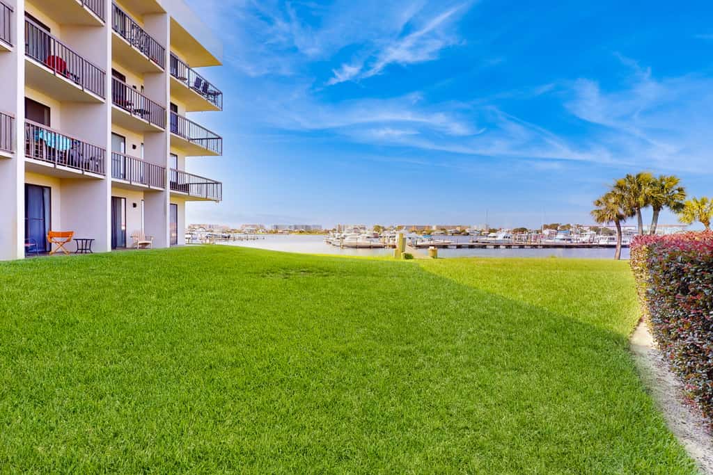 Cozy studio condo with water views, pools & amazing location