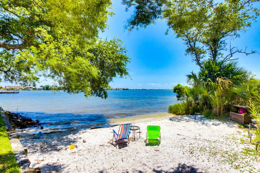 Cozy studio condo with water views, pools & amazing location