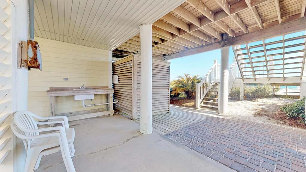Upscale beachfront home with private hot tub, grill, on-site pools, gym, dogs OK