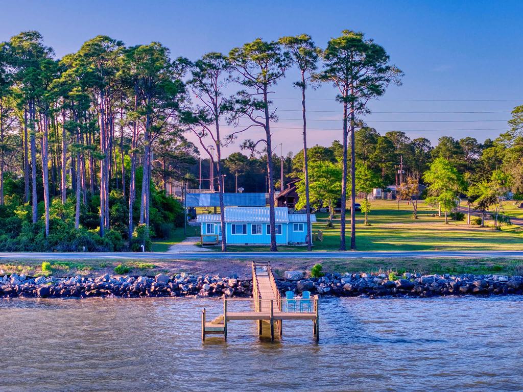 Coastal escape with bay views, fishing, Washer & dryer, and Wifi