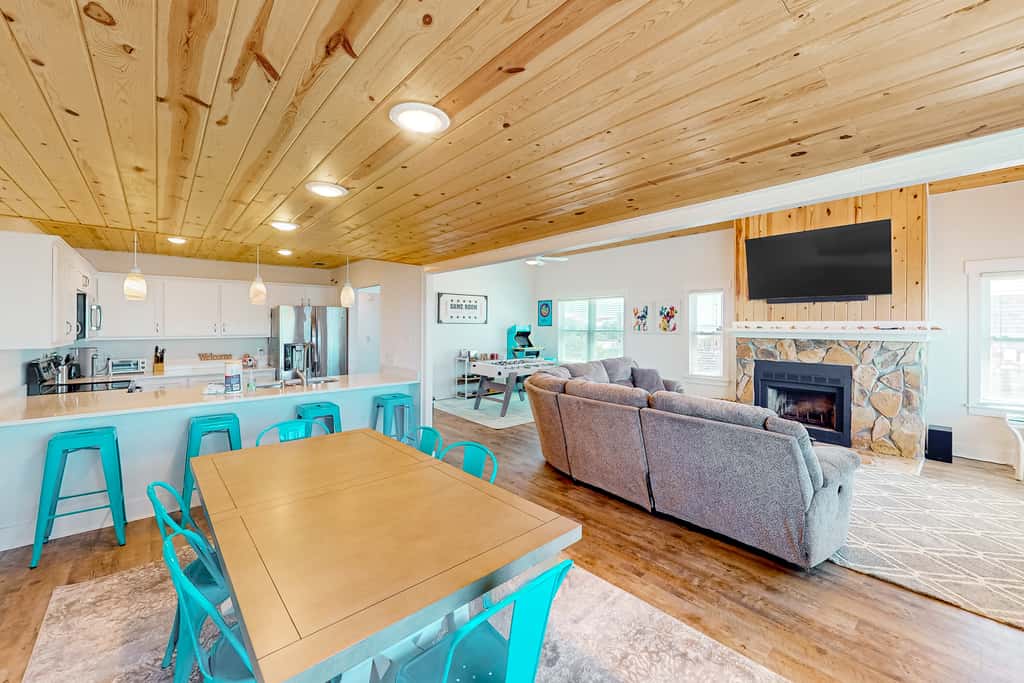 Cozy Gulf-View Beach House with Foosball, Patio, AC & washer&dryer - Pets Welcome
