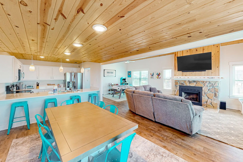 Cozy Gulf-View Beach House with Foosball, Patio, AC & washer&dryer - Pets Welcome