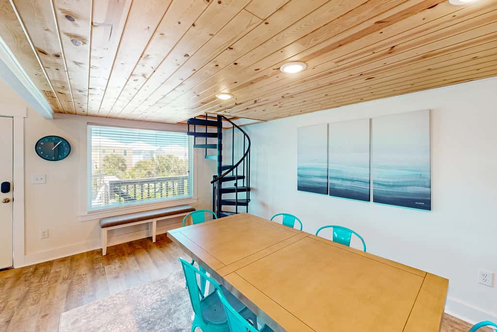 Cozy Gulf-View Beach House with Foosball, Patio, AC & washer&dryer - Pets Welcome