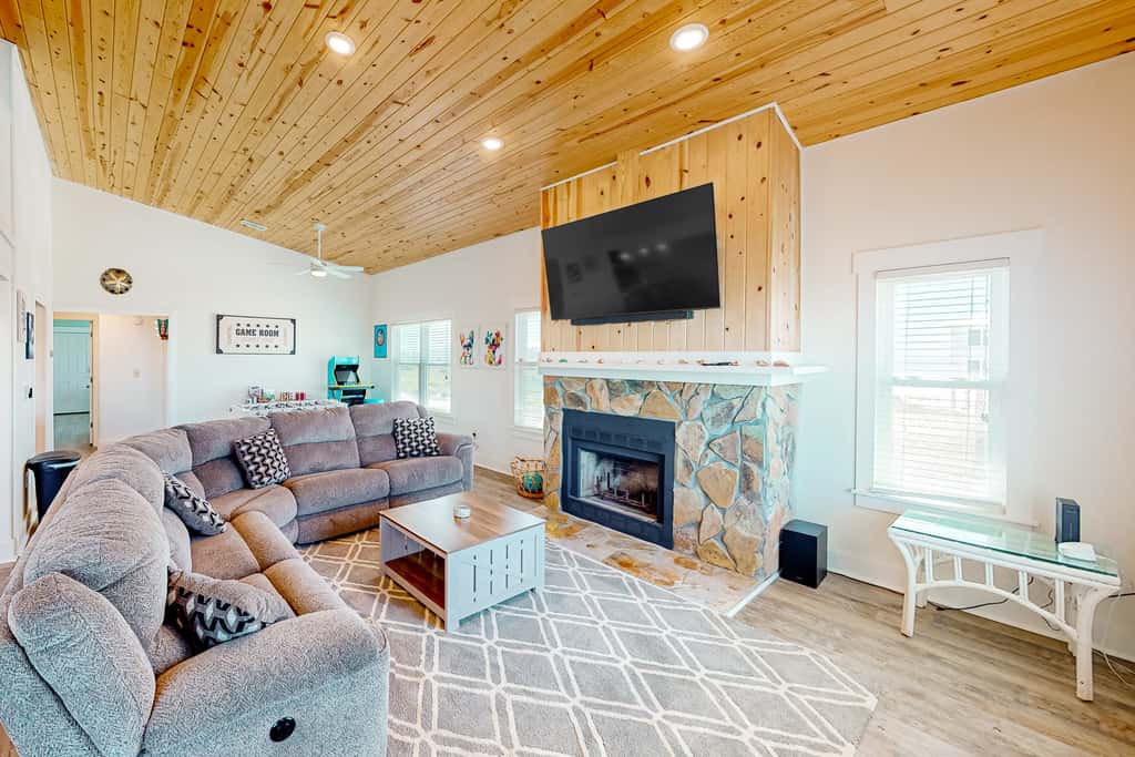 Cozy Gulf-View Beach House with Foosball, Patio, AC & washer&dryer - Pets Welcome
