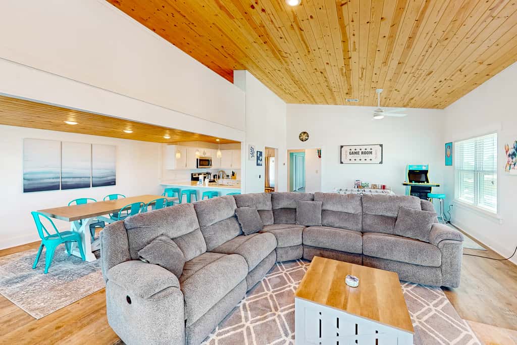 Cozy Gulf-View Beach House with Foosball, Patio, AC & washer&dryer - Pets Welcome