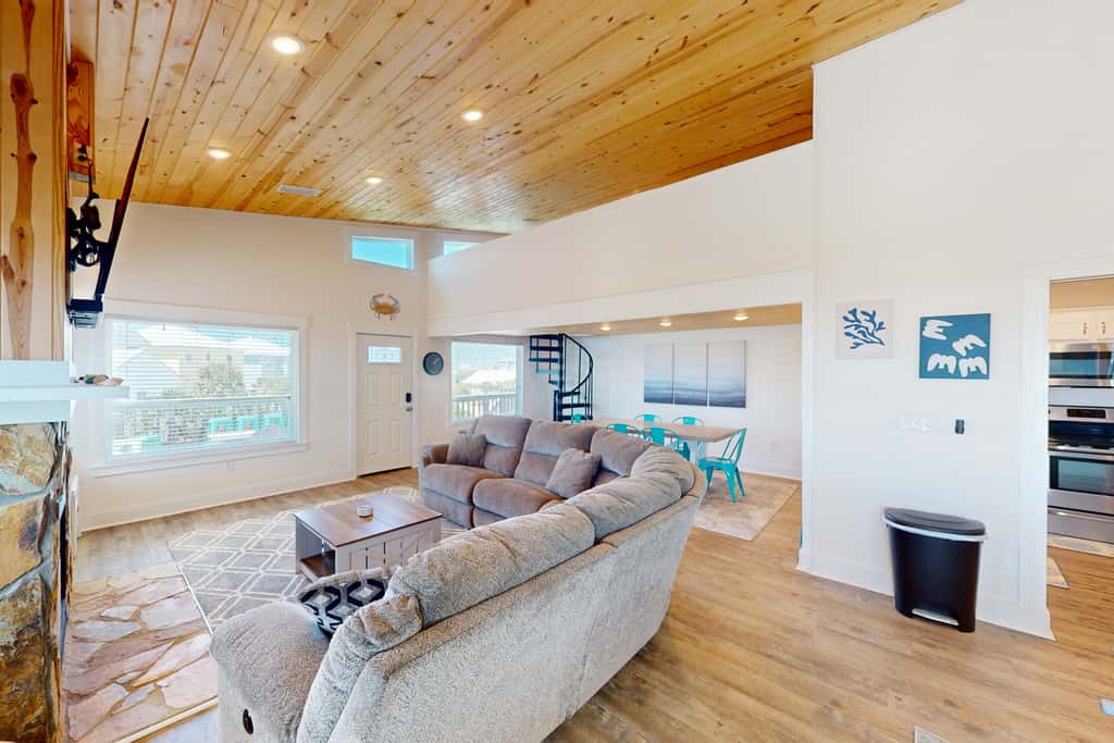 Cozy Gulf-View Beach House with Foosball, Patio, AC & washer&dryer - Pets Welcome