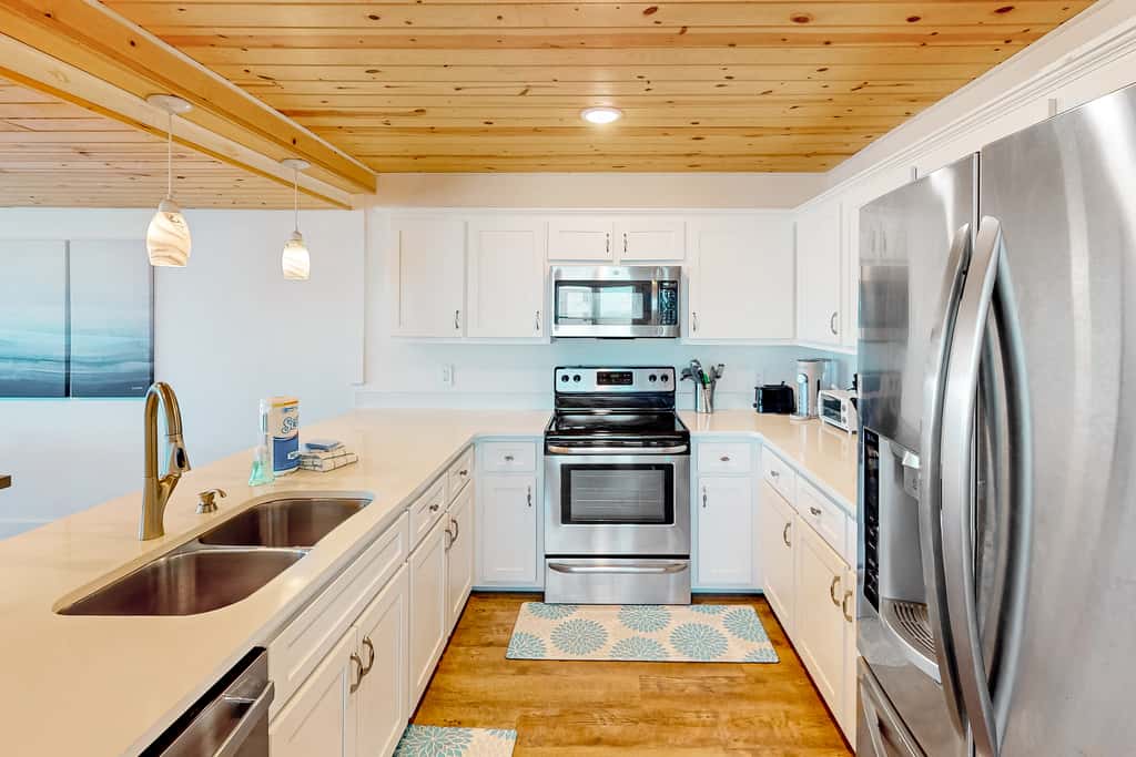 Cozy Gulf-View Beach House with Foosball, Patio, AC & washer&dryer - Pets Welcome