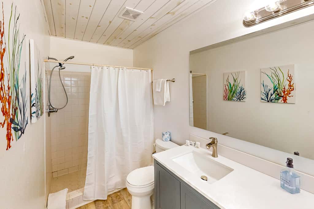 Cozy Gulf-View Beach House with Foosball, Patio, AC & washer&dryer - Pets Welcome