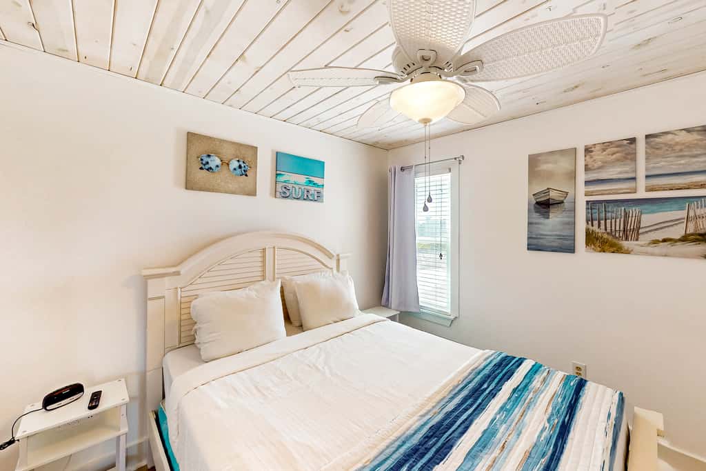 Cozy Gulf-View Beach House with Foosball, Patio, AC & washer&dryer - Pets Welcome