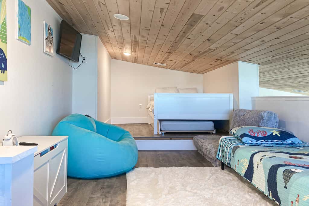 Cozy Gulf-View Beach House with Foosball, Patio, AC & washer&dryer - Pets Welcome
