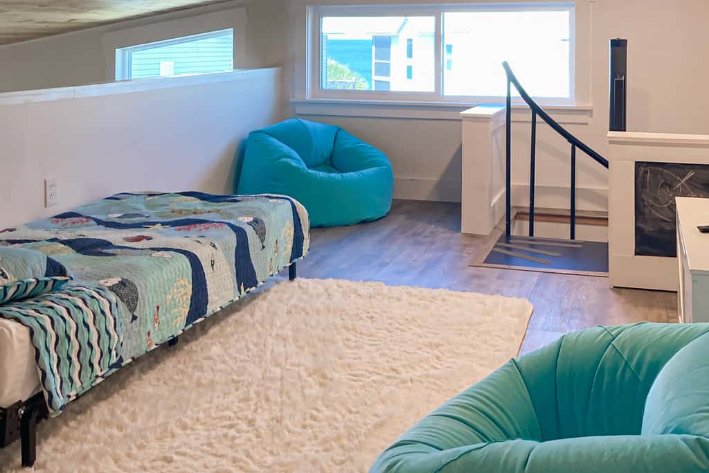 Cozy Gulf-View Beach House with Foosball, Patio, AC & washer&dryer - Pets Welcome