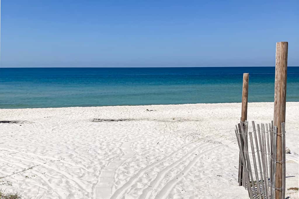 Cozy Gulf-View Beach House with Foosball, Patio, AC & washer&dryer - Pets Welcome