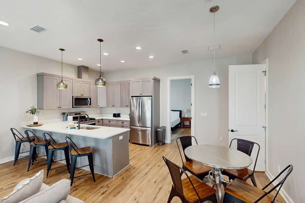 Dog-friendly bay view duplex with full kitchen, washer&dryer, & central AC